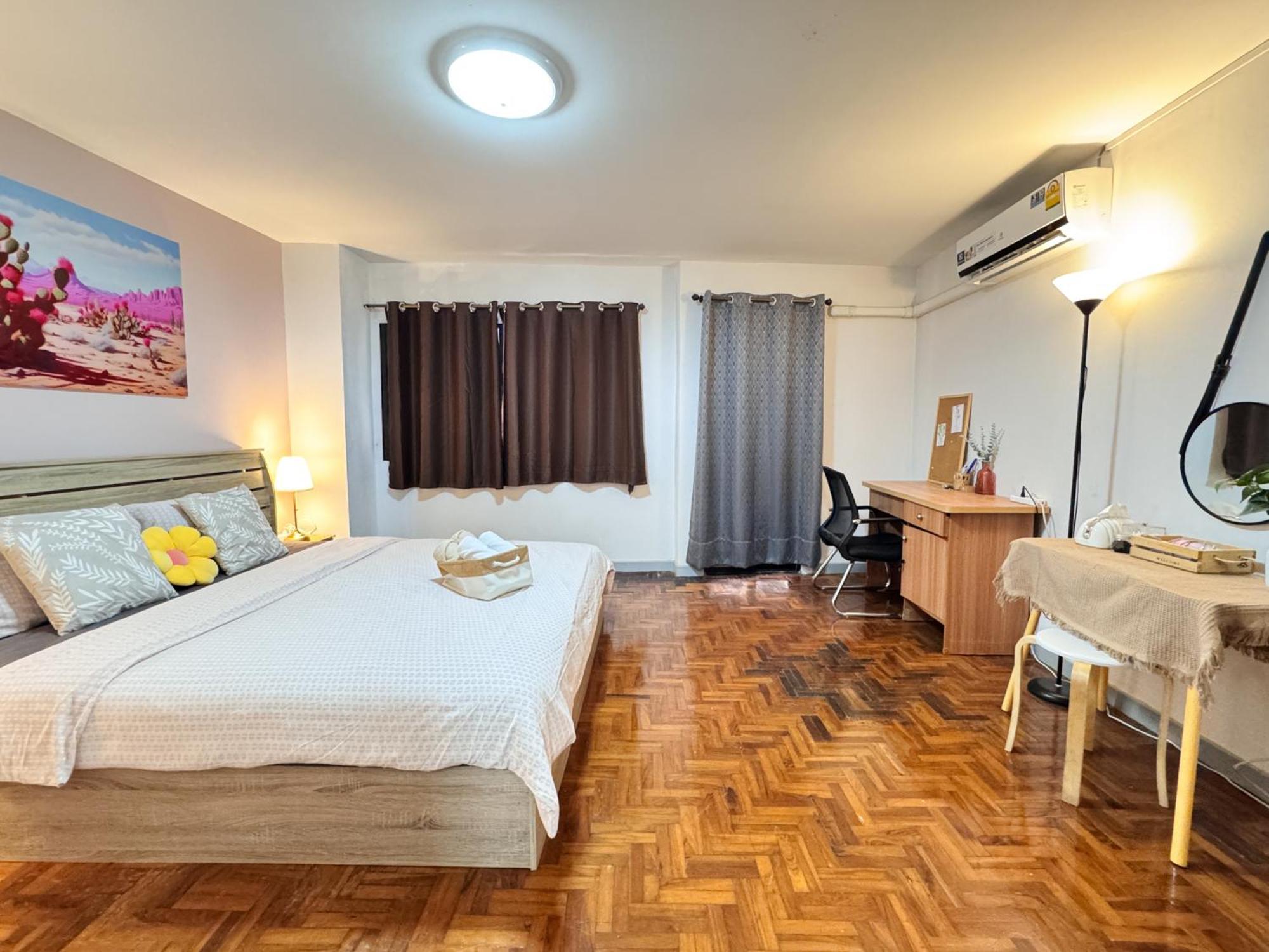 Spacious 3-storey Townhouse 6-8guests Holiday home *