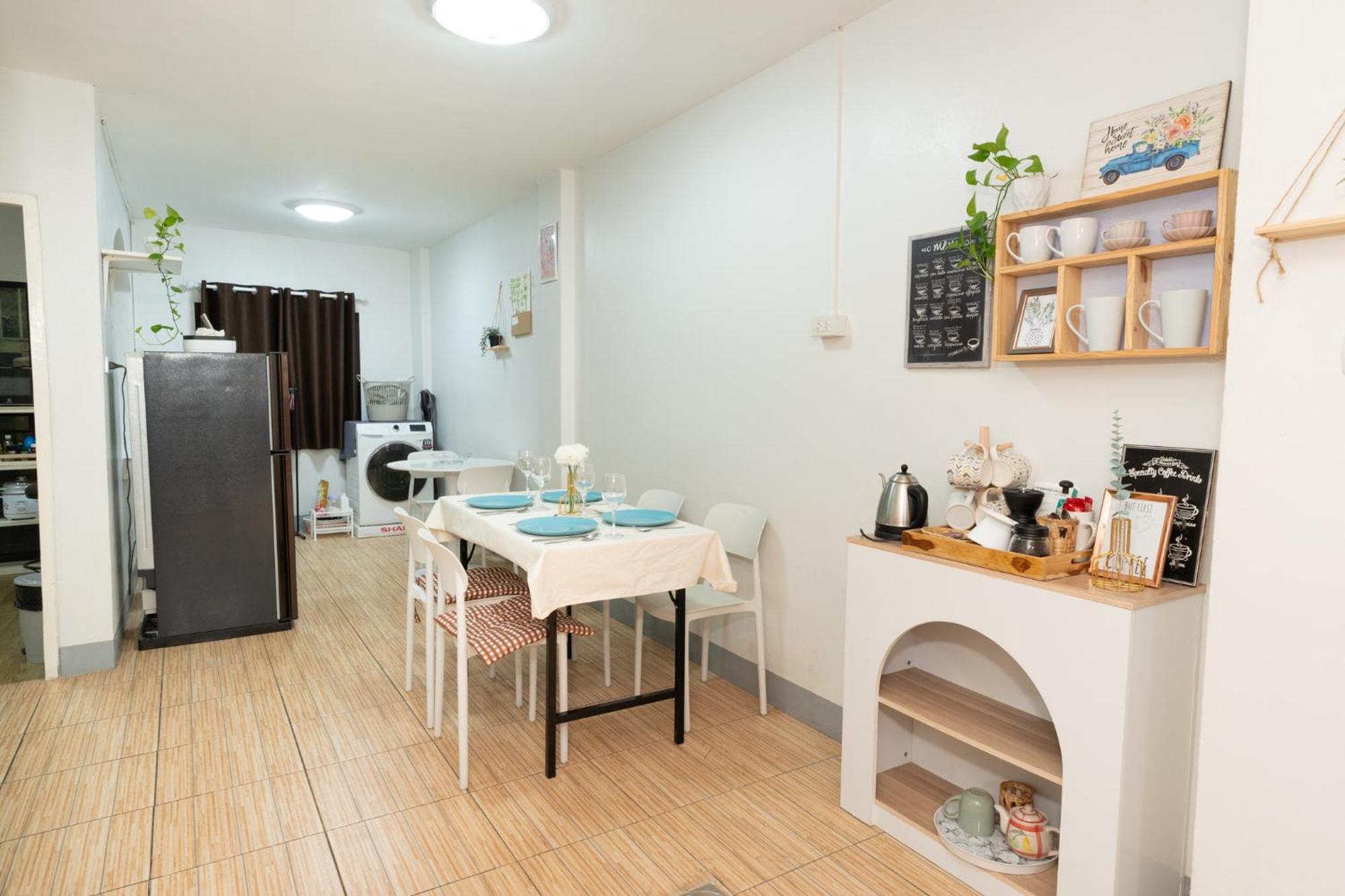 Spacious 3-storey Townhouse 6-8guests Holiday home *