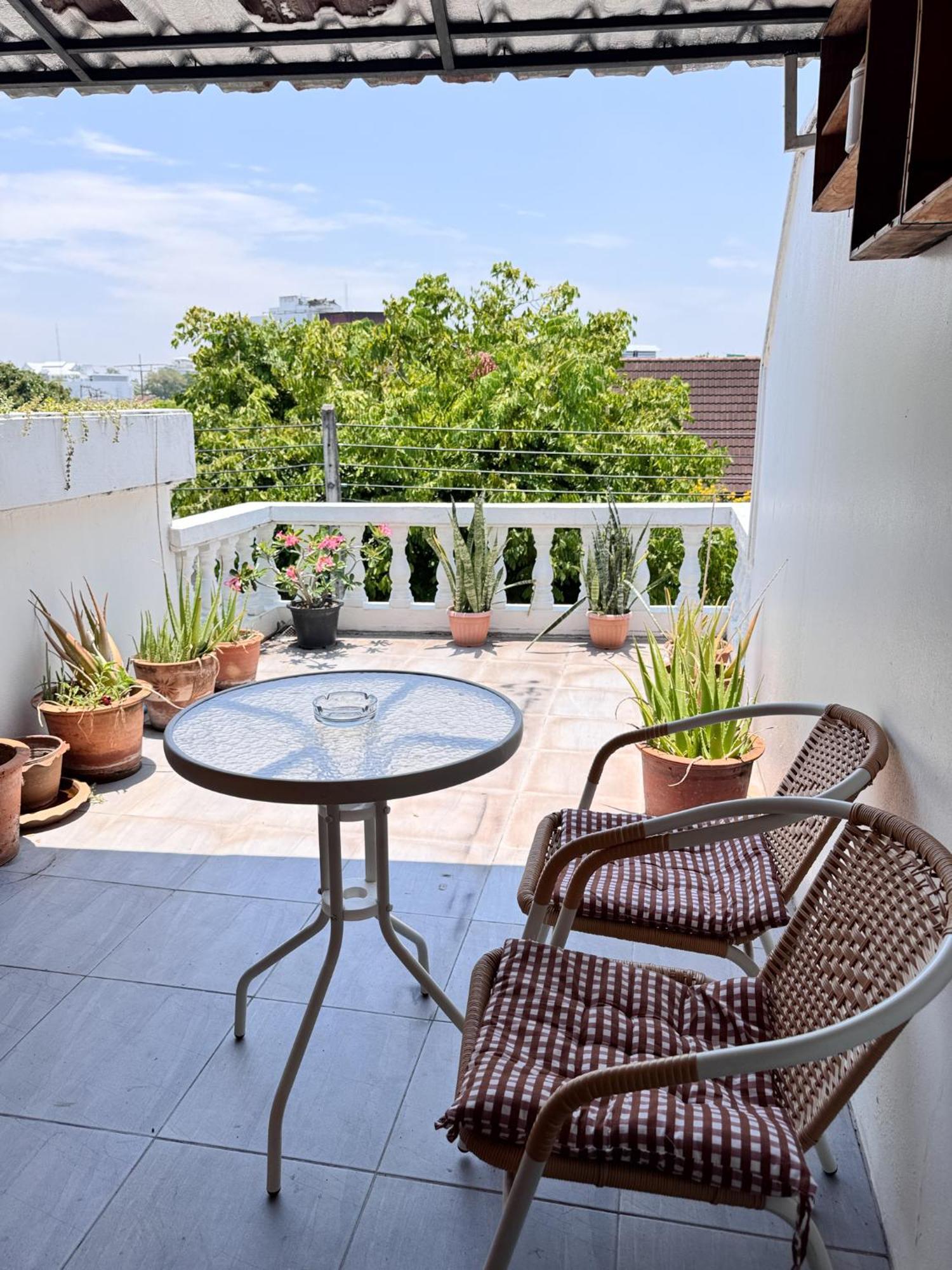 Spacious 3-storey Townhouse 6-8guests * Chiang Mai